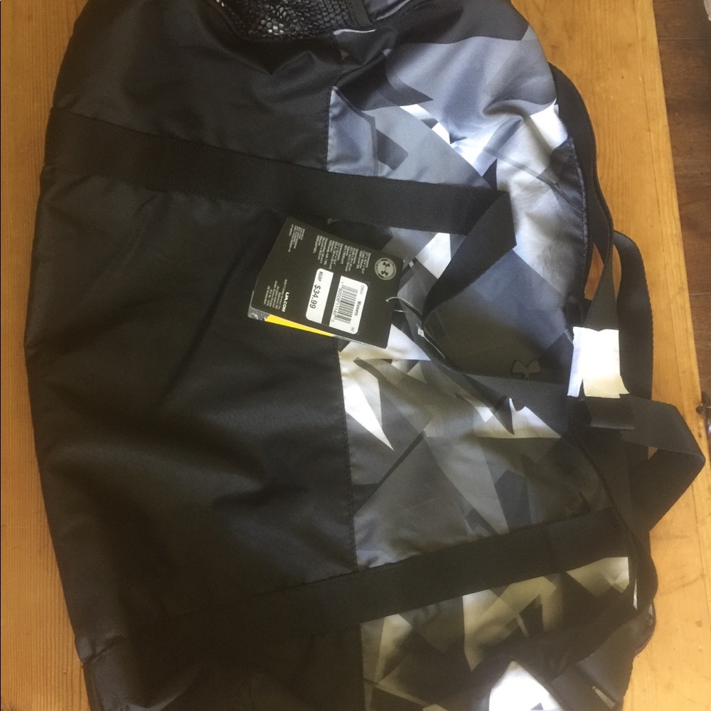 Under Armour medium duffle bag. New very roomy